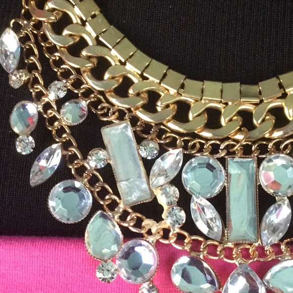 💖💎 Clear Rhinestone & Gold colored Bib Statement Necklace  🌸GUC🌸  💎💖 - Picture 7 of 16